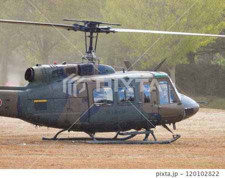 離陸準備中の陸上自衛隊のヘリコプター UH-1J 120102822