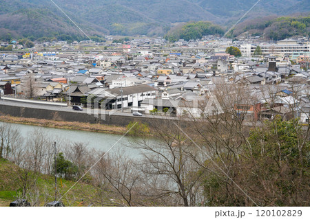 【重要伝統的建造物群保存地区】矢掛宿　嵐山公園から見た春の宿場町9　岡山県小田郡矢掛町 120102829