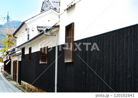 【重要伝統的建造物群保存地区】矢掛宿 立ち並ぶ土蔵 岡山県小田郡矢掛町 【重要伝統的建造物群保存地区】矢掛宿 立ち並ぶ土蔵 岡山県小田郡矢掛町 120102841