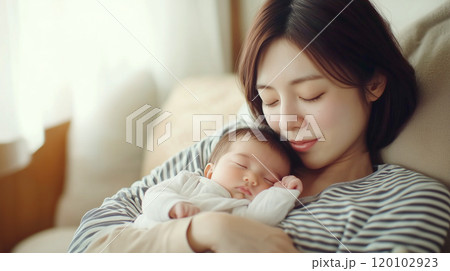 赤ちゃんとママが一緒にお昼寝している 120102923