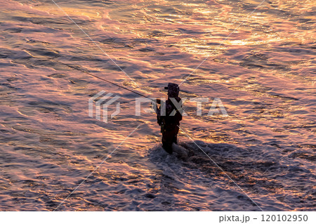日の出になぎさで釣りをする男【夜明けの海景】 120102950