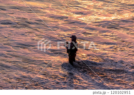 日の出になぎさで釣りをする男【夜明けの海景】 120102951