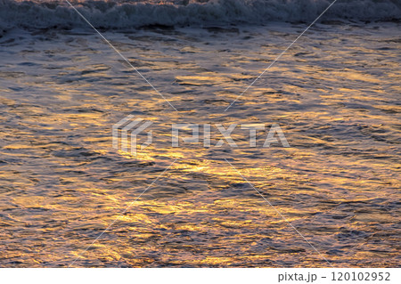 日の出の反射で黄金色に染まる朝の海面【夜明けの海景】 120102952