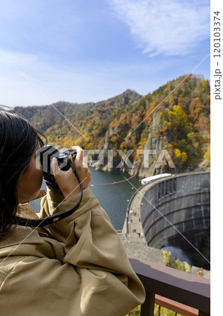 秋の【北海道 豊平峡】を観光する女性 120103374