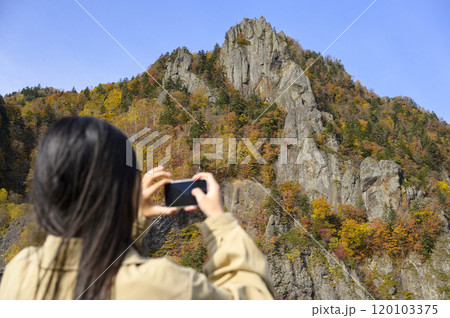 秋の【北海道 豊平峡】を観光する女性 120103375