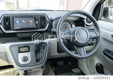 車の運転席（コンパクトカー） 120103411