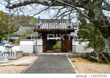 吉備真備ゆかりの寺 圀勝寺 山門と境内 岡山県小田郡矢掛町 吉備真備ゆかりの寺 圀勝寺 山門と境内 岡山県小田郡矢掛町 120103503
