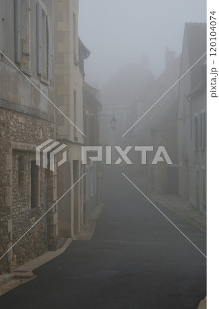 フランス、サンセール。霧のヴェールに包まれたサンセールの街。2024年11月1日撮影。 120104074
