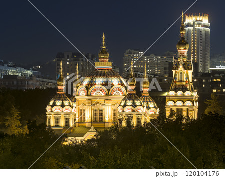 カザフスタン・アルマトイ　ライトアップされたゼンコフ教会　夜景 / Almaty, KZ 120104176
