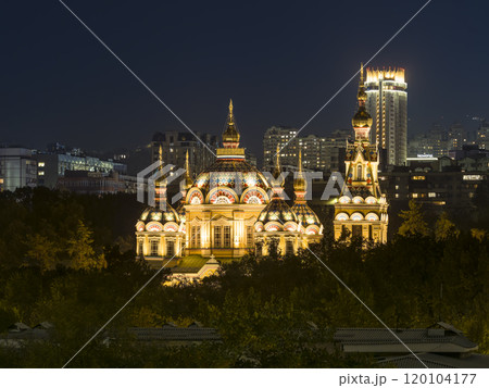 カザフスタン・アルマトイ　ライトアップされたゼンコフ教会　夜景 / Almaty, KZ 120104177