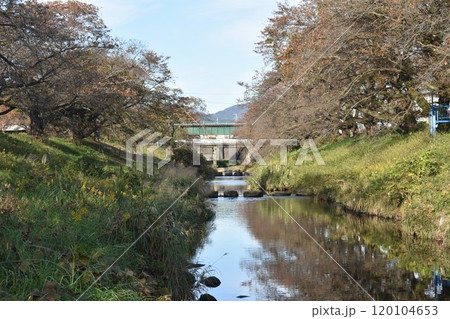 日本の福島の名所 藤田川ふれあい桜 秋の風景 日本の福島の名所 藤田川ふれあい桜 秋の風景 120104653