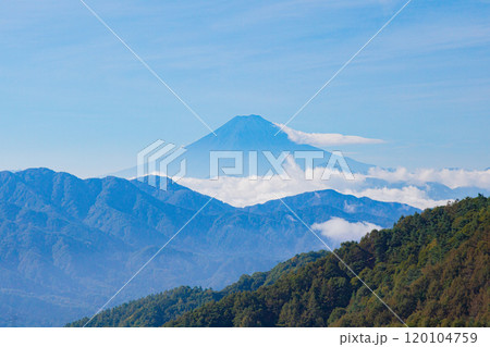 柳沢峠から望む秋晴れの富士山と山並み 柳沢峠から望む秋晴れの富士山と山並み 120104759