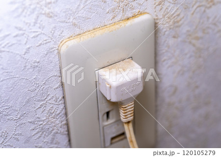コンセント火災　トラッキング現象　コンセントが原因の火災　配線コード火災　電気火災　焦げたコンセント 120105279