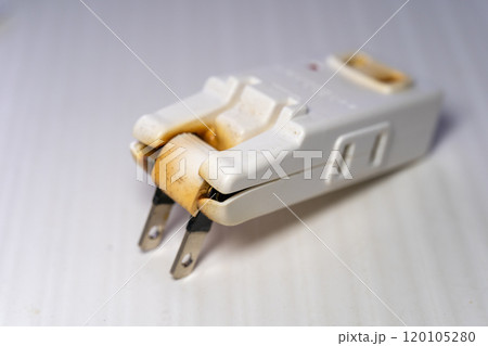 コンセント火災　トラッキング現象　コンセントが原因の火災　配線コード火災　電気火災　焦げたコンセント 120105280