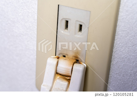 コンセント火災　トラッキング現象　コンセントが原因の火災　配線コード火災　電気火災　焦げたコンセント 120105281