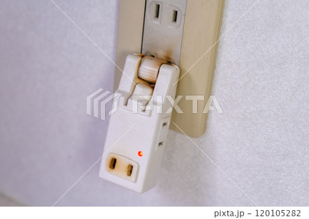 コンセント火災　トラッキング現象　コンセントが原因の火災　配線コード火災　電気火災　焦げたコンセント 120105282