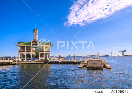 日本の横浜都市景観 パシフィコ横浜前のぷかりさん橋や横浜ハンマーヘッド（右奥）などを望む＝7日 120106077