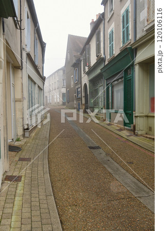 フランス、サンセール。霧のヴェールに包まれたサンセールの街。2024年11月1日撮影。 120106116