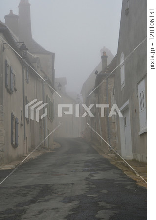 フランス、サンセール。霧のヴェールに包まれたサンセールの街。2024年11月1日撮影。 120106131