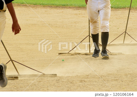 グランド整備をしている野球部員 120106164