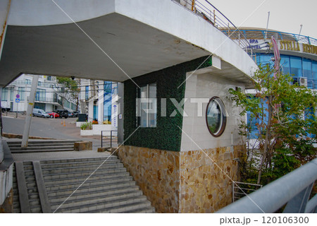 Amazing building designs. An original construction solution. An arch with a flight of stairs and an iterasse above. A room with windows of different shapes. 120106300
