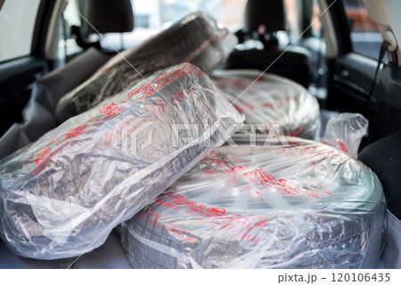 【車】夏冬タイヤ交換のため車への積み込み 【車】夏冬タイヤ交換のため車への積み込み 120106435