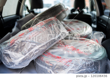 【車】夏冬タイヤ交換のため車への積み込み 120106436