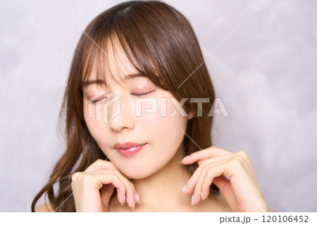 若い日本人女性のファッションポートレート 120106452