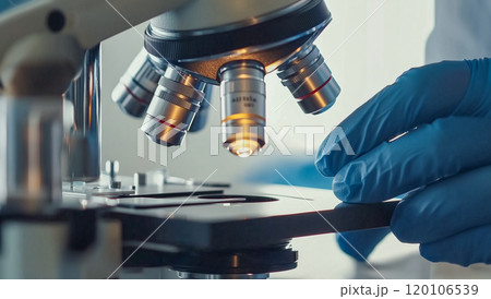 暖かい光の下でガラススライドに焦点を合わせた顕微鏡 暖かい光の下でガラススライドに焦点を合わせた顕微鏡 120106539
