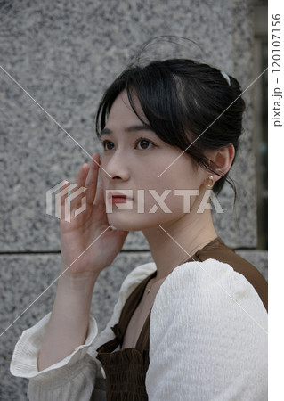 マスクを着用した若い女性 マスクを着用した若い女性 120107156