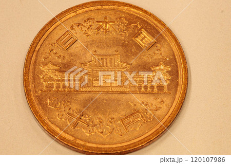 硬貨に刻まれた歴史を感じる寺院 120107986