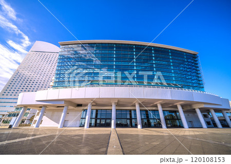 日本の横浜都市景観 パシフィコ横浜国立大ホールや窓ガラスに映る風力発電などを望む＝7日 120108153