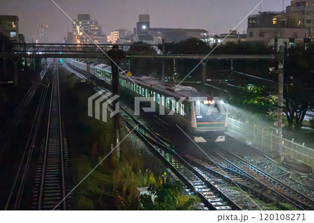 【東海道本線】雨の旅路を行く普通列車 【東海道本線】雨の旅路を行く普通列車 120108271