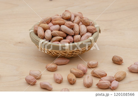 生落花生　火を通す前のピーナッツ　薄皮が付いたままのピーナツ 120108566