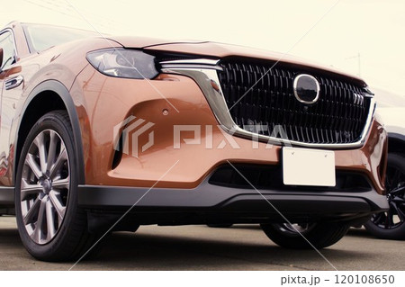 自動車イメージ　マツダCX-80のフロントマスク　ローアングル 120108650