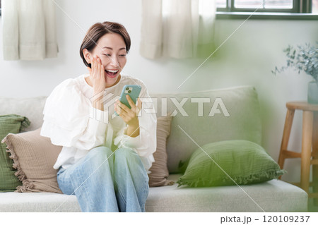 女性　スマートフォン 120109237
