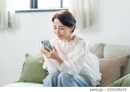 女性　スマートフォン 120109242