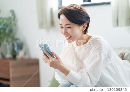 女性　スマートフォン 120109246