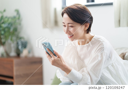 女性　スマートフォン 120109247