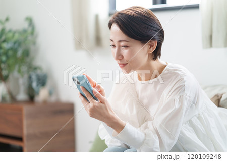 女性　スマートフォン 120109248