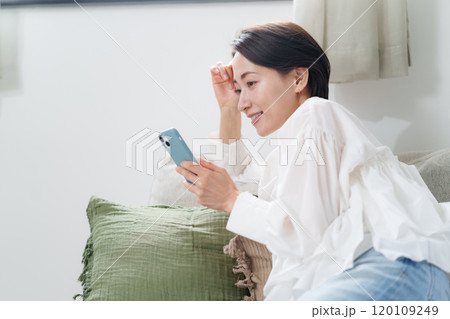 女性 スマートフォン 女性 スマートフォン 120109249