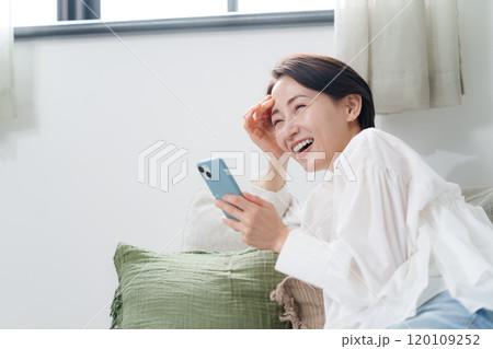 女性 スマートフォン 女性 スマートフォン 120109252