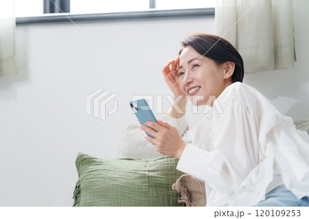 女性 スマートフォン 女性 スマートフォン 120109253