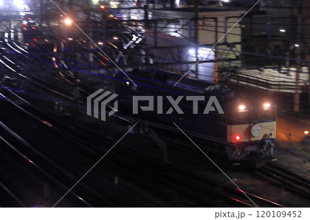 夜の高崎機関区(ぐんま車両センター)で入替作業をするEF64-1053号機_2024/11/9撮影 夜の高崎機関区(ぐんま車両センター)で入替作業をするEF64-1053号機_2024/11/9撮影 120109452