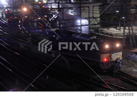 夜の高崎機関区(ぐんま車両センター)で入替作業をするEF64-1053号機_2024/11/9撮影 夜の高崎機関区(ぐんま車両センター)で入替作業をするEF64-1053号機_2024/11/9撮影 120109508