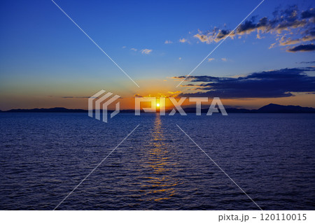 瀬戸内海に沈む夕日　香川県土庄町 120110015