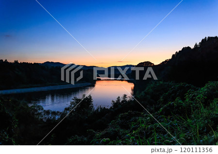 川内川の夕暮れ 美しいブルーアワー 川内川の夕暮れ 美しいブルーアワー 120111356
