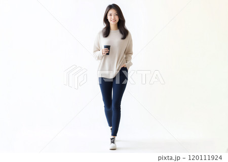 カジュアルな服装の若い女性 カジュアルな服装の若い女性 120111924