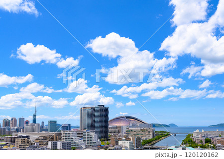 唐人町・大濠公園方面から望む早良区百道浜、地行浜、福岡タワー一帯　2024夏昼カラー広角 120120162