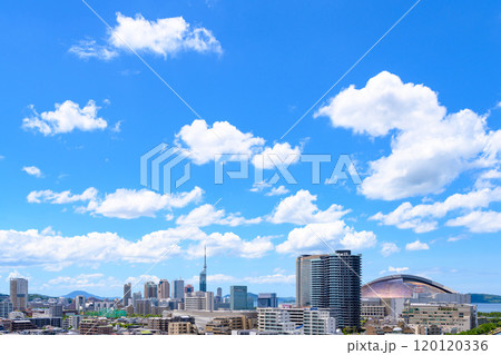 唐人町・大濠公園方面から望む早良区百道浜、地行浜、福岡タワー一帯　2024夏昼 120120336